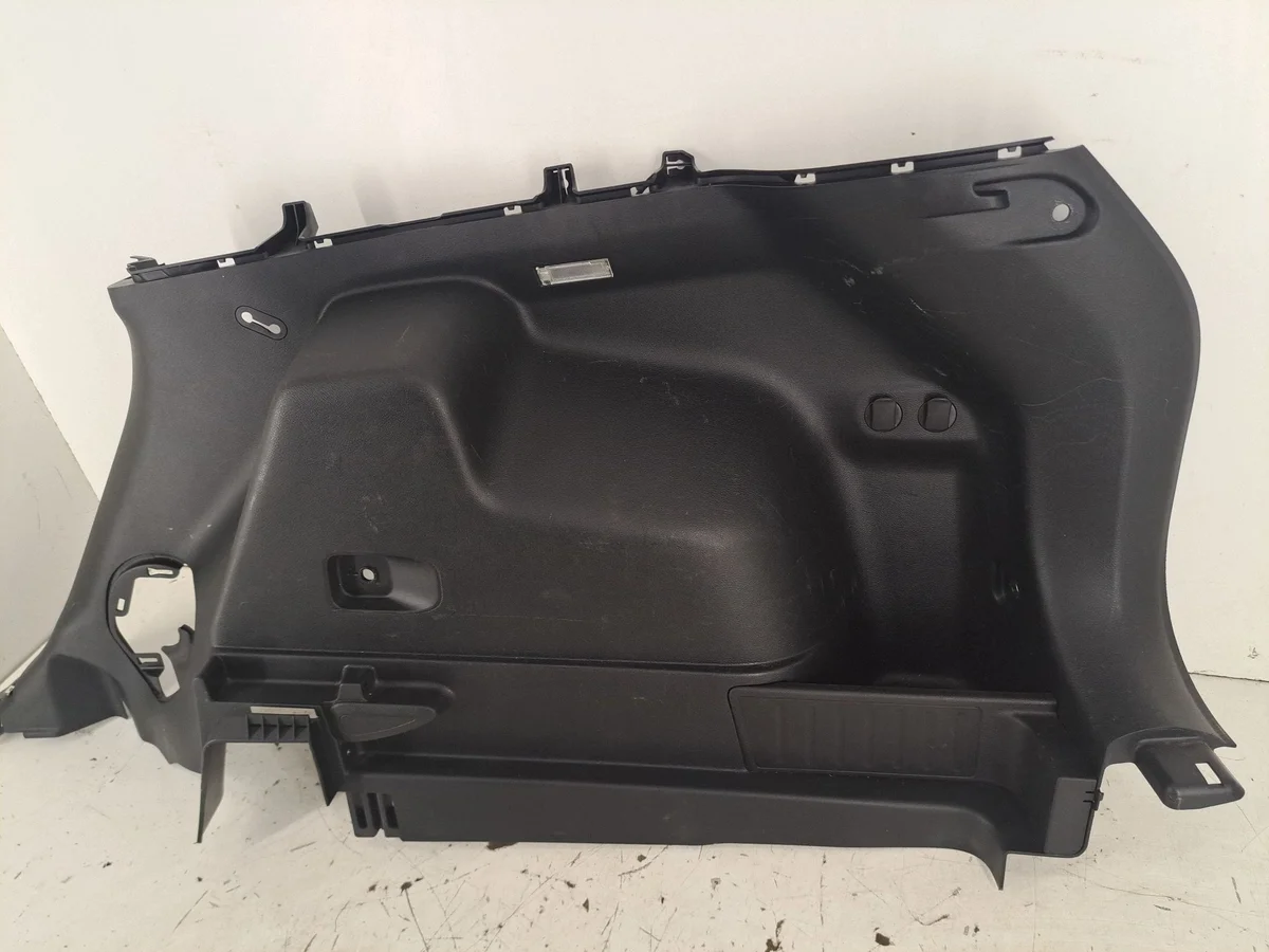 2019 Jeep Cherokee KL Baggeutrymme Sidopanel
