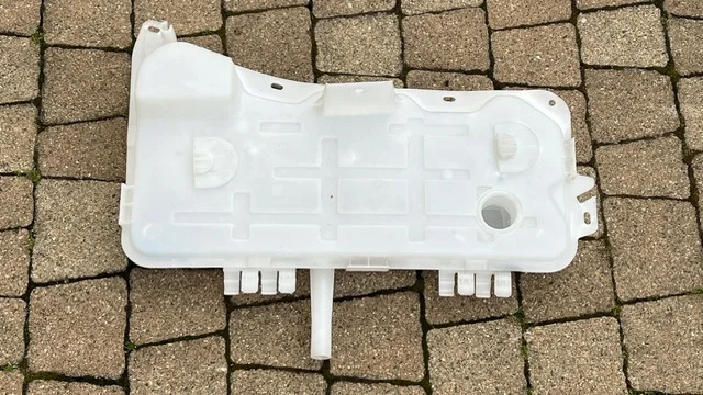Peugeot Rifter pesunestesäiliö 9817300980