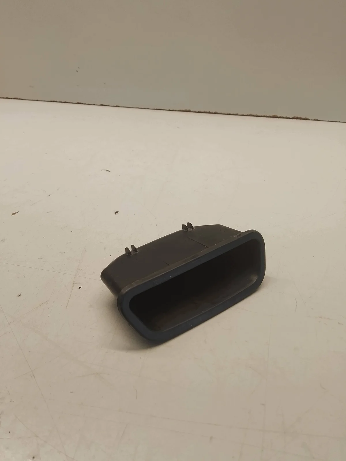 MG ZS Trunk Handle 10233724 image 2