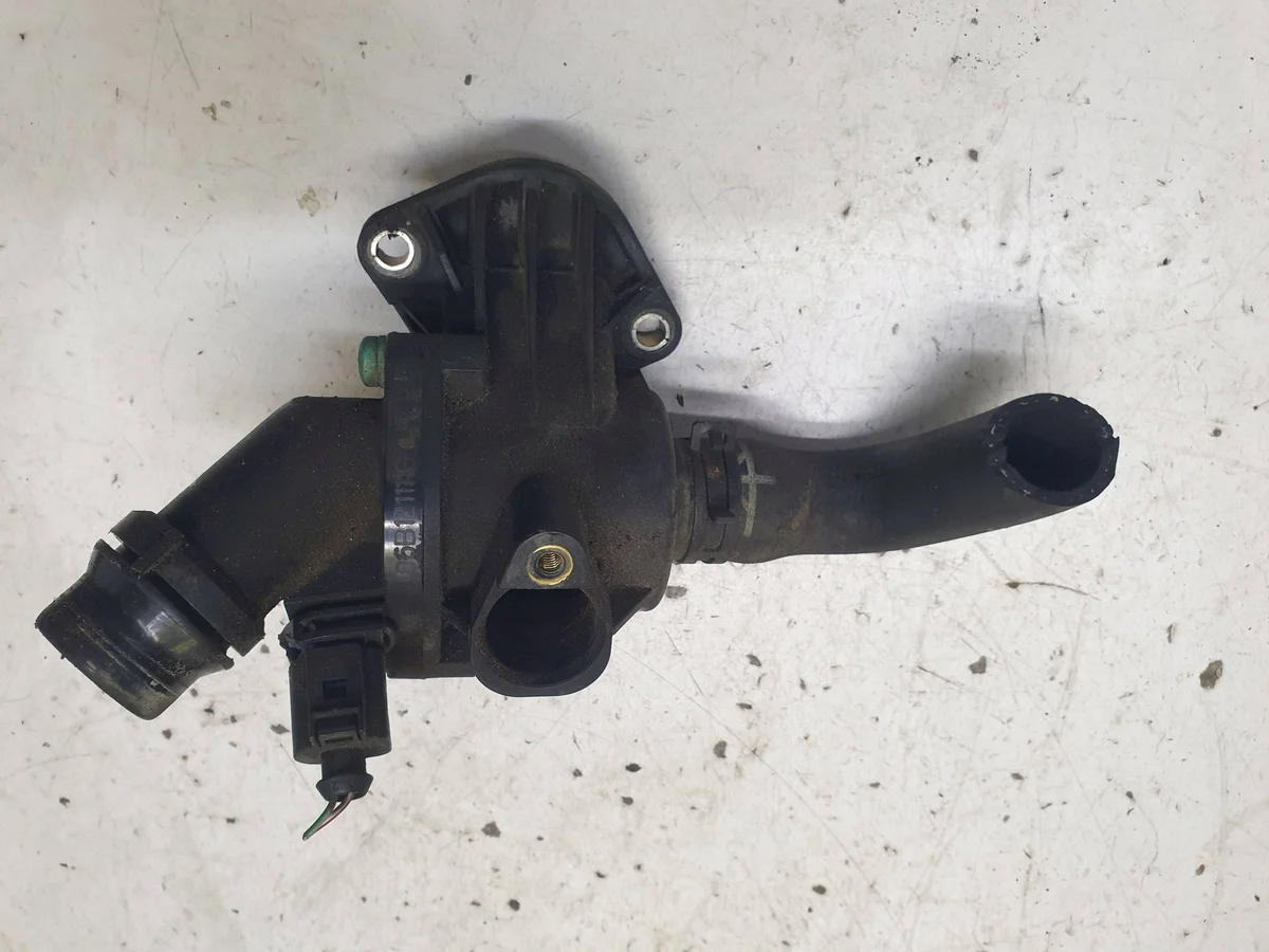 Boîtier thermostat 06B121111G Audi A4 B7