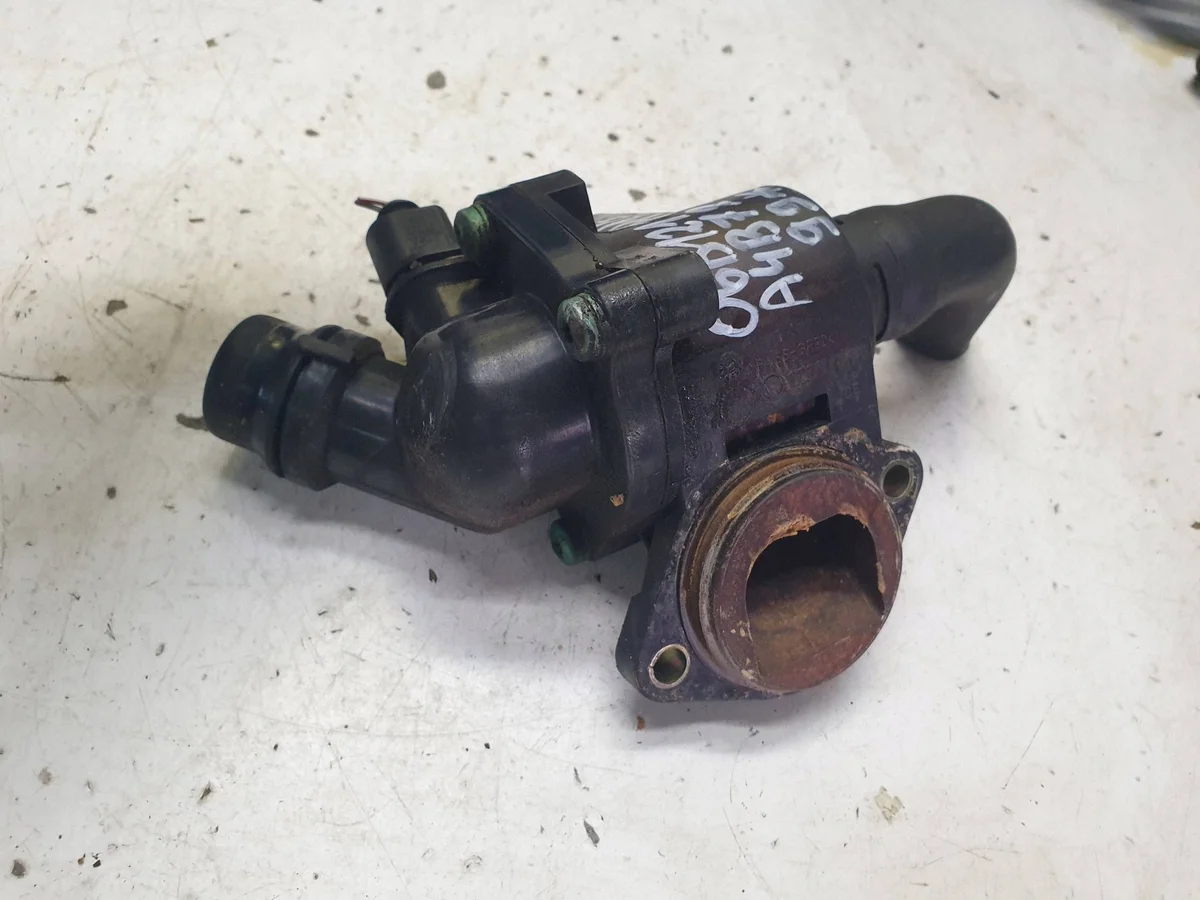 Termostaattikotelon putki 06B121111G Audi A4 B7 image 3