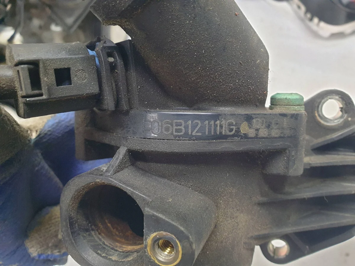 Termostaattikotelon putki 06B121111G Audi A4 B7 image 5
