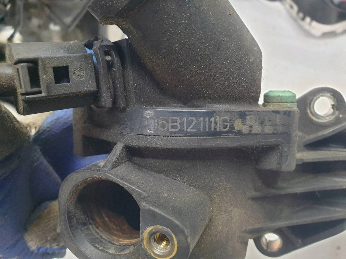 Termostaattikotelon putki 06B121111G Audi A4 B7 image 7
