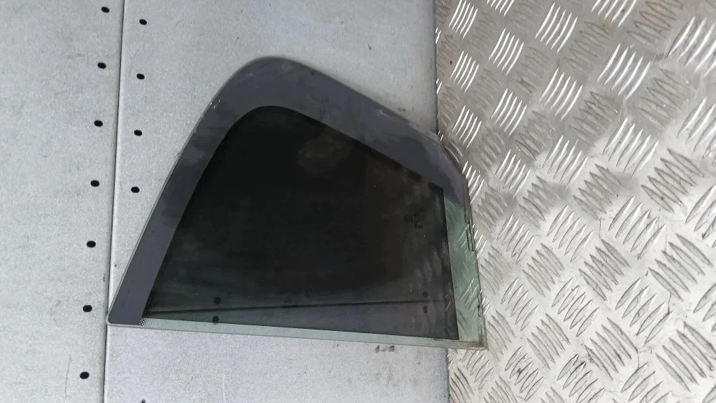 Oikea takakolmioikkuna VW Passat B6 image 3