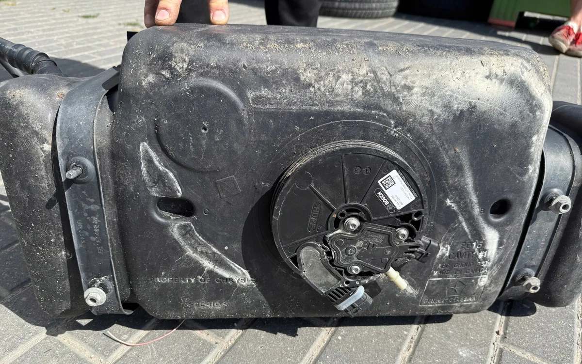 Jeep Grand Cherokee AdBlue-säiliö 68231288AE