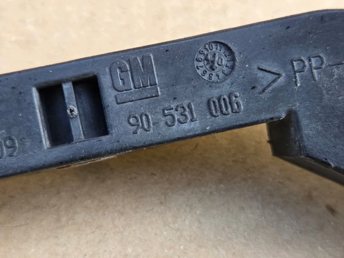 Opel Astra H ilmansuodattimen pidike