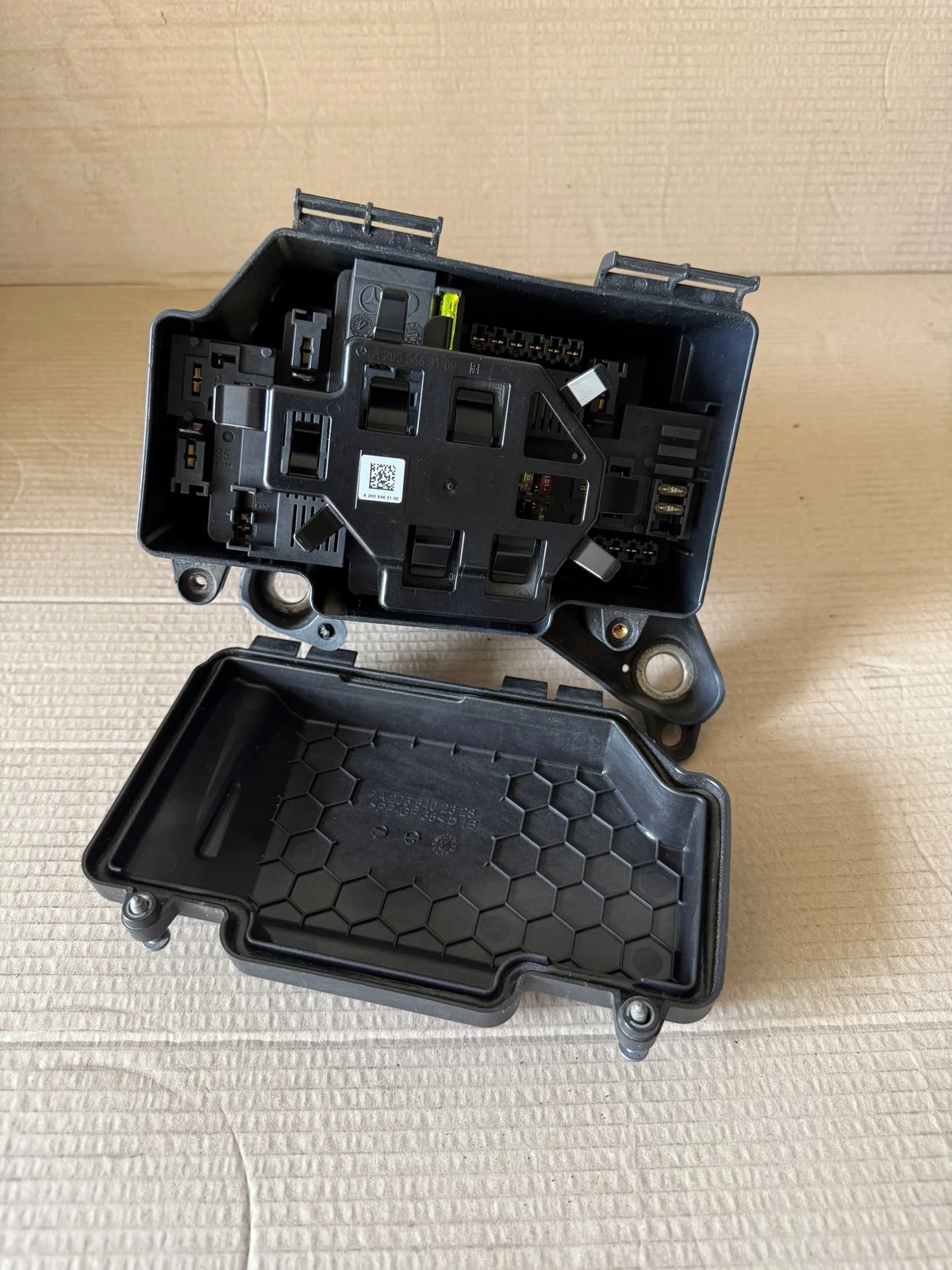 Mercedes E-Class W213 Fuse Box A2139062202 image 5