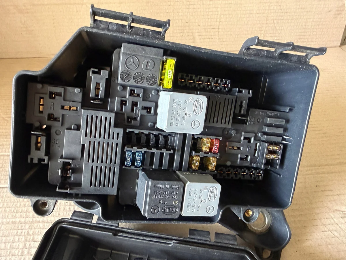 Mercedes E-Class W213 Fuse Box A2139062202 image 8