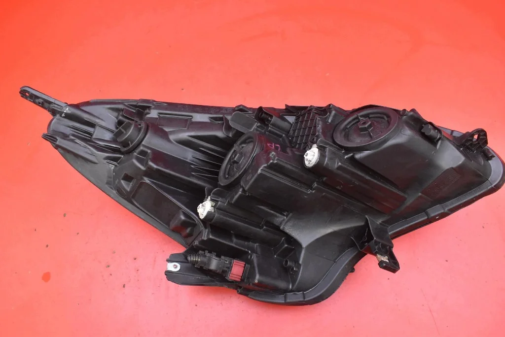 Strålkastare Vänster Opel Corsa E 39108222