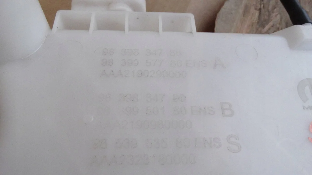 Peugeot 3008 5008 III ruitensproeiertank 9839834780 image 3