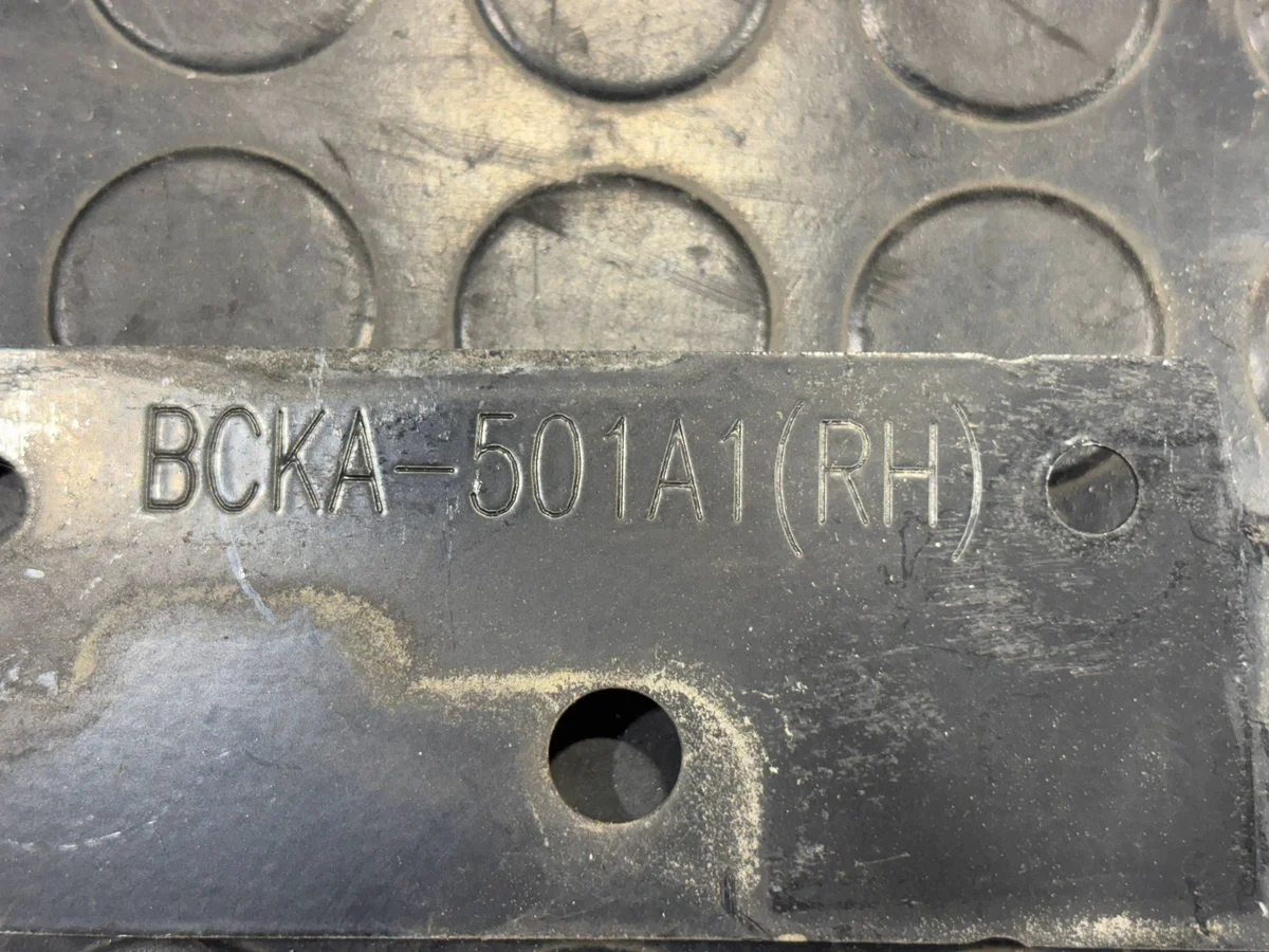 Mazda 3 BP IV 4 19- Grillin Kiinnike Oikea image 3