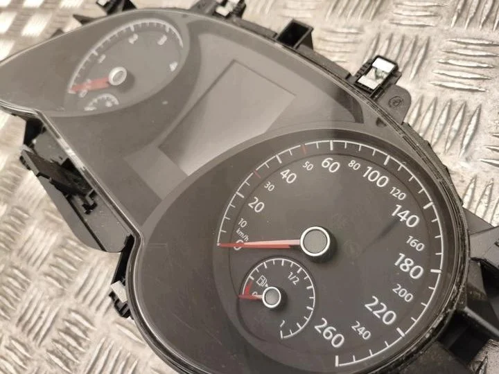 Instrumentbräda VW Touran 2017 km/h