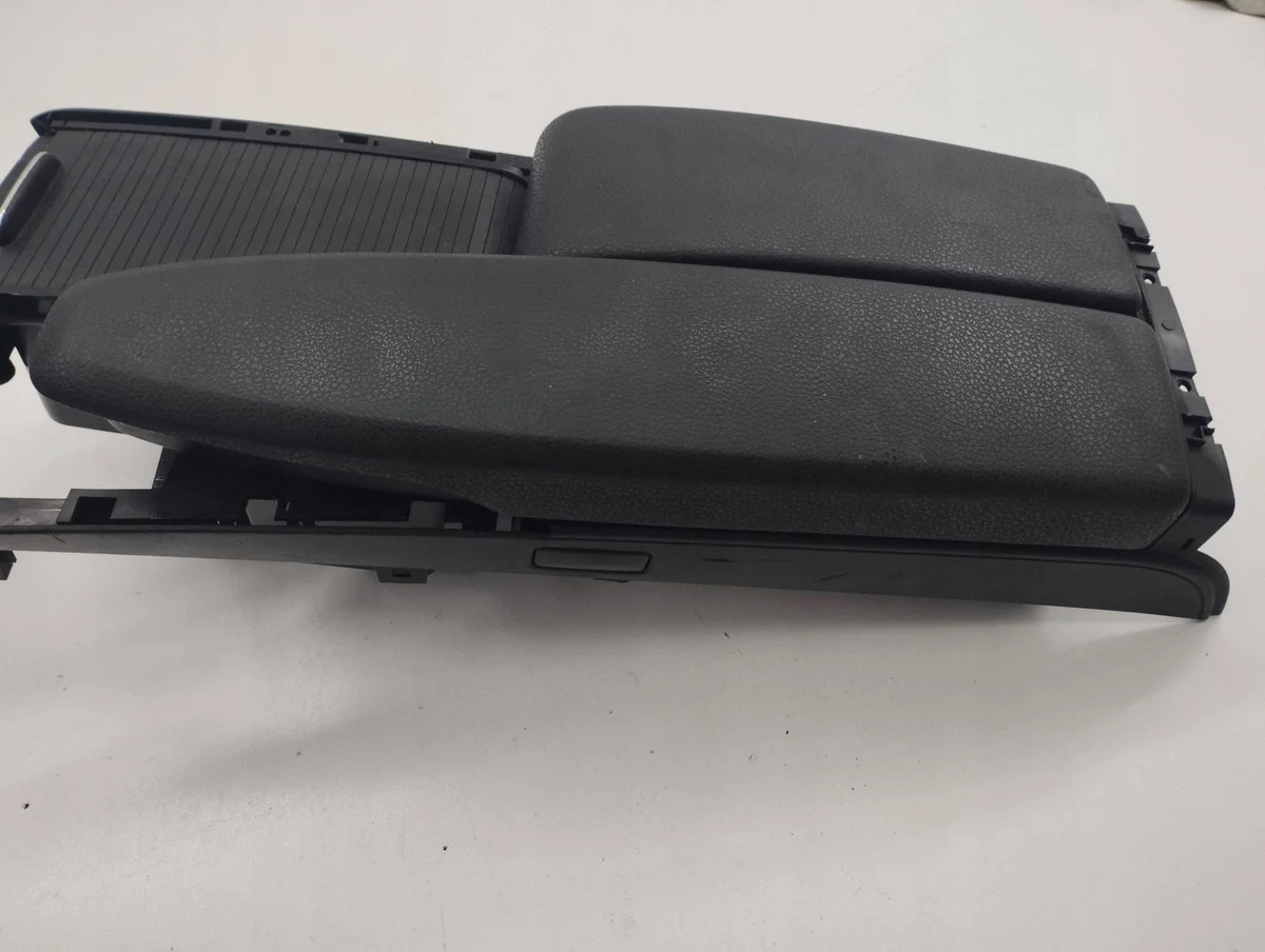 Mercedes-Benz C W204 middenconsole armsteun image 4