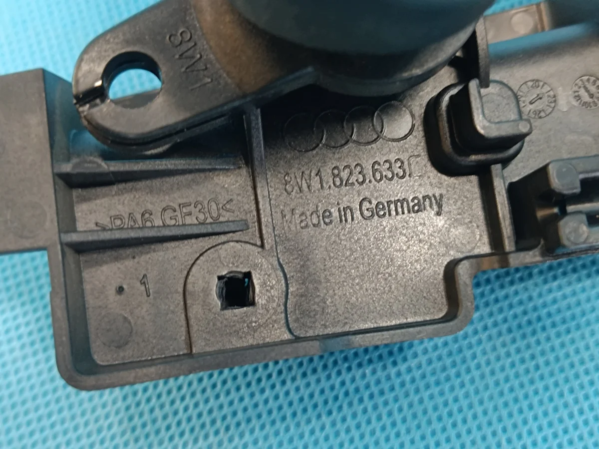 Audi A4 B9 LIFT 2023 Griff Haubenöffner 8W1823533C image 7