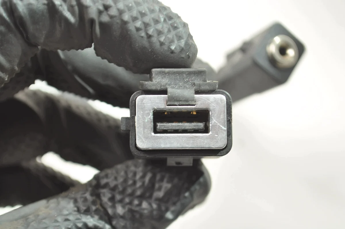 USB-portti Volvo C30 (2006-2013) image 7