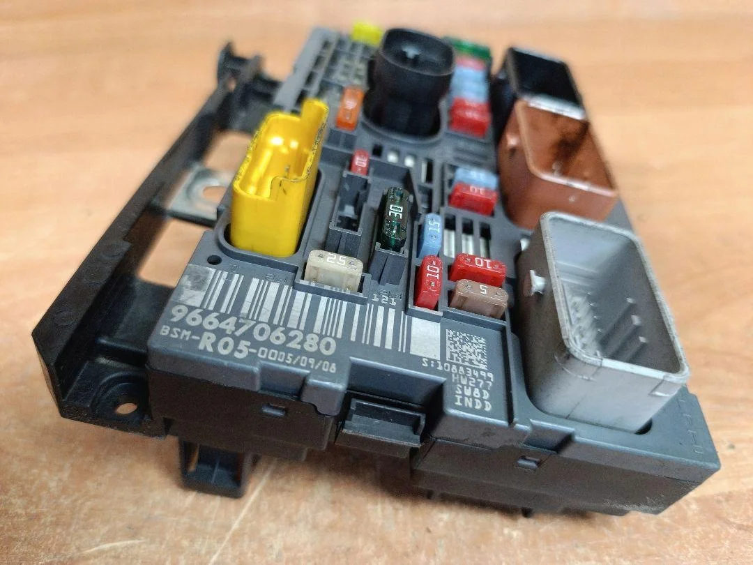 BSM Fuse Box Module Peugeot 308 R05