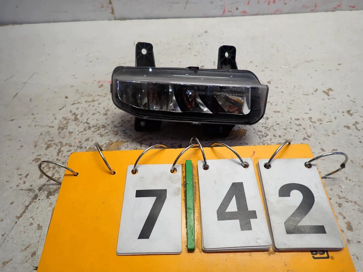 Halogen höger Chrysler Pacifica 2021-