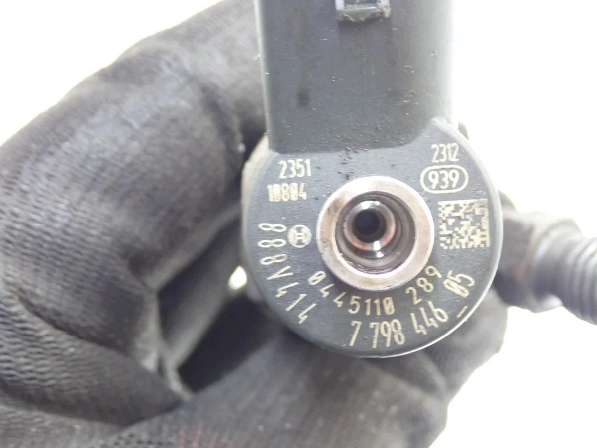 BMW 7798446 12-01 Injectors Set Used image 4