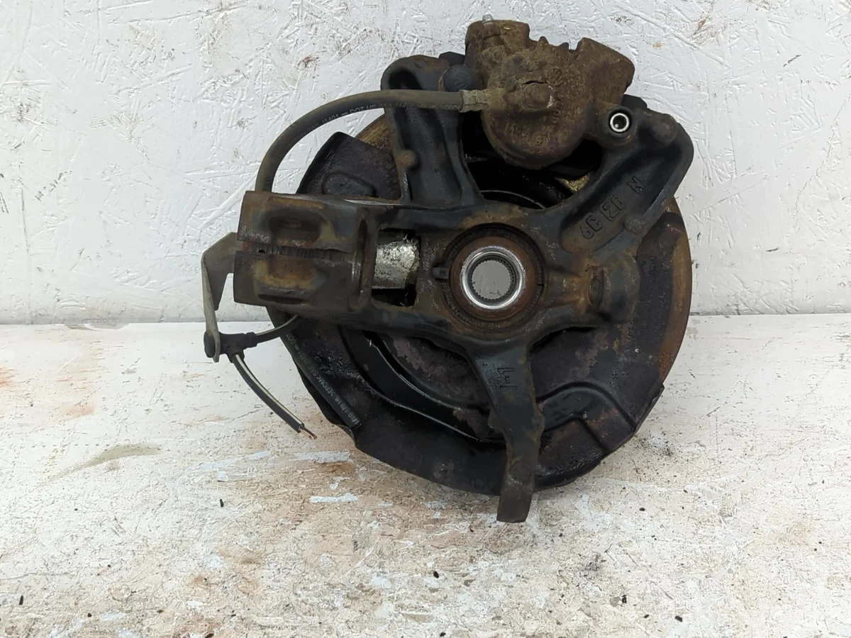 Vänster spindelledshus VW T-Roc 2020 2Q0407255AD