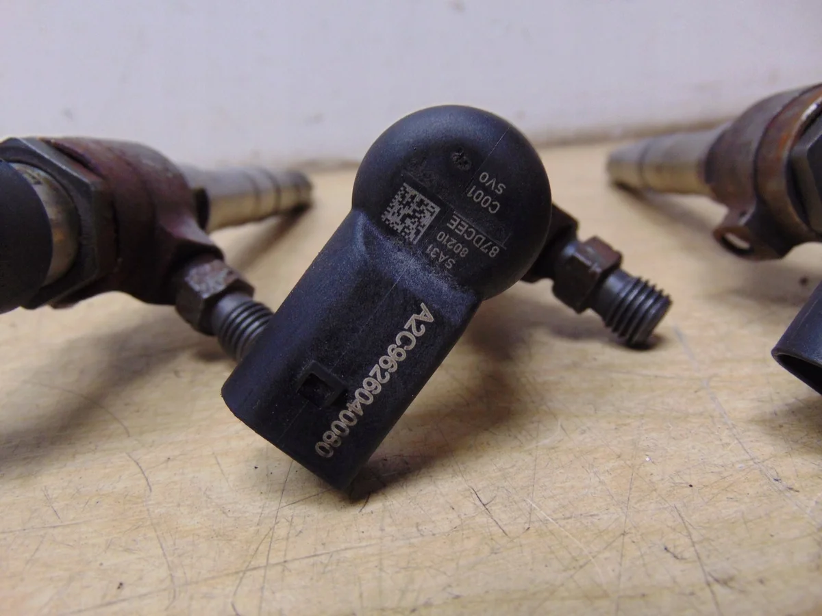 Injecteur Volkswagen Caddy 2011 03L130277B image 3