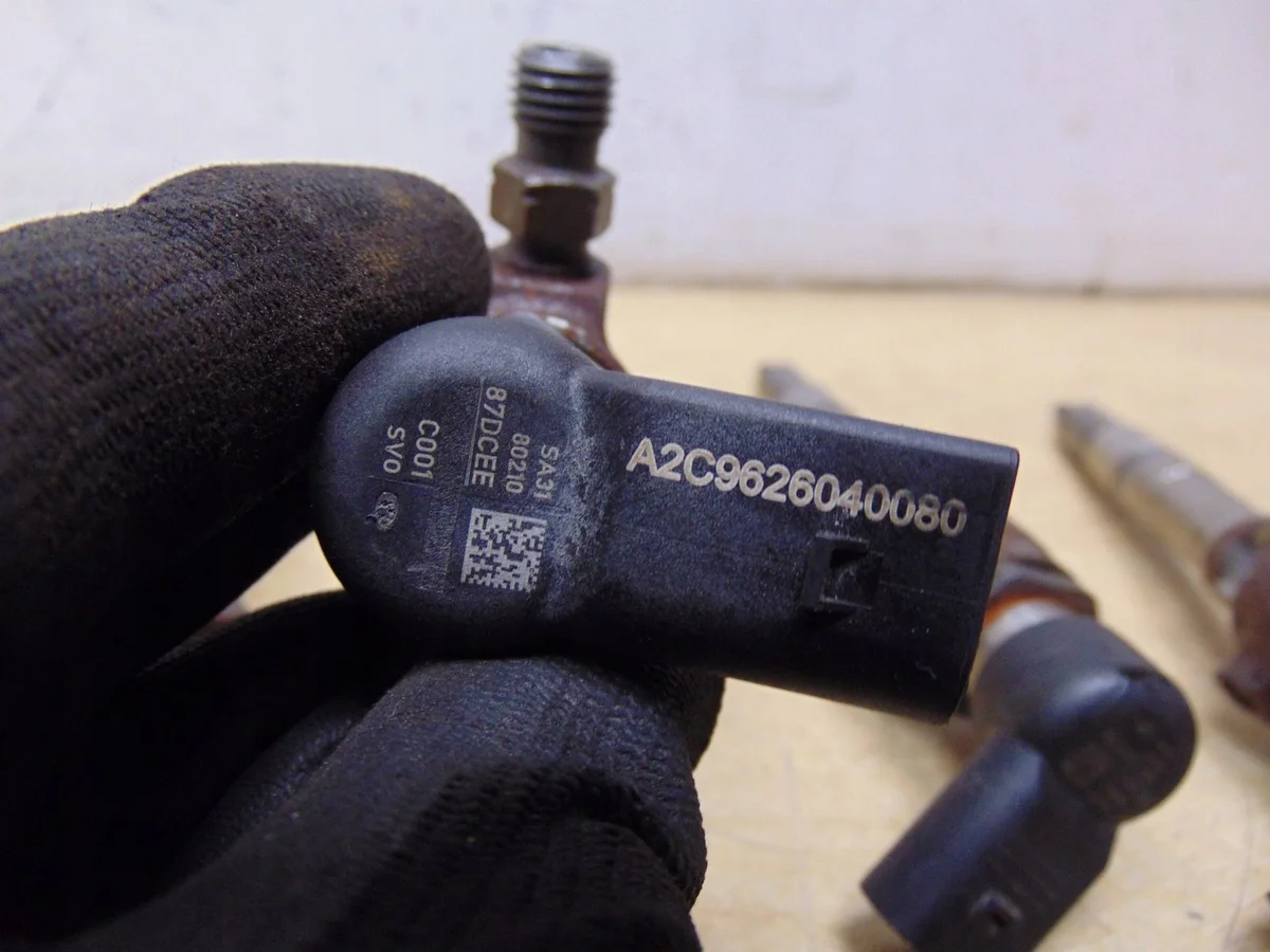 Injecteur Volkswagen Caddy 2011 03L130277B image 4
