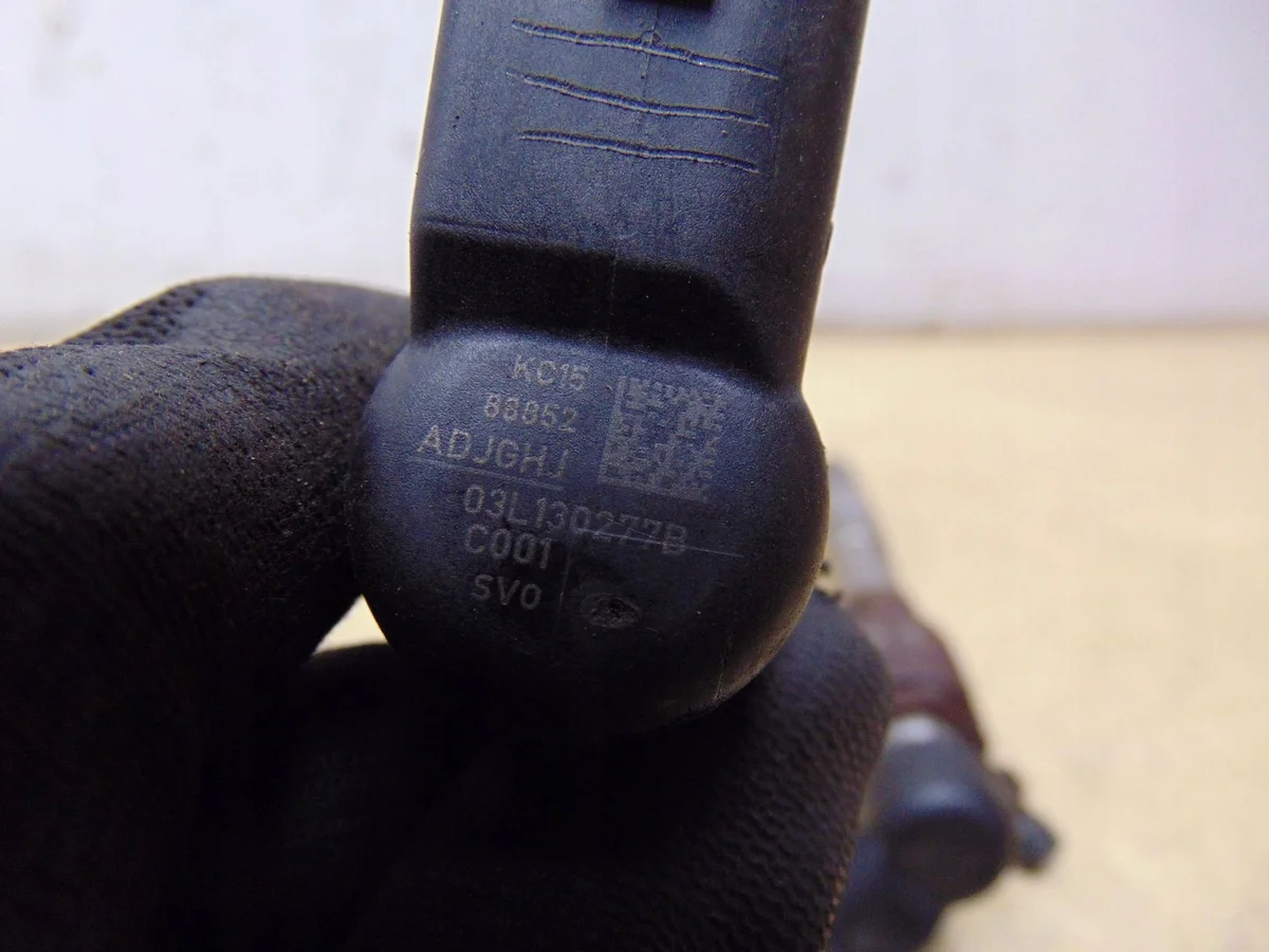 Injecteur Volkswagen Caddy 2011 03L130277B image 6