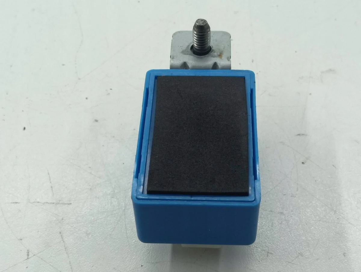 Sensor PDC Kia Carnival 957104D010 Usado image 4