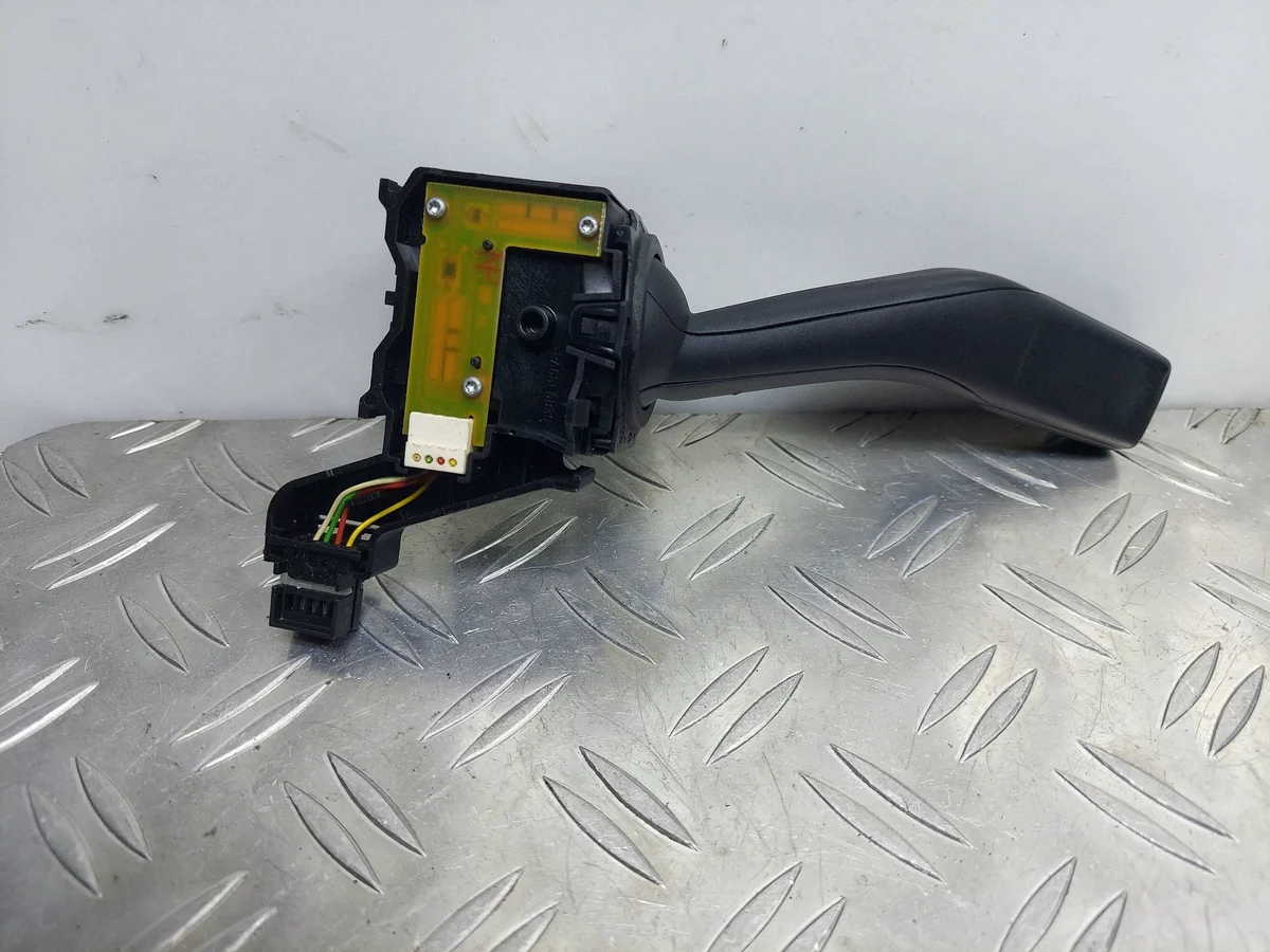 Comutador de Seta VW Touran 1K0953513E Usado image 4