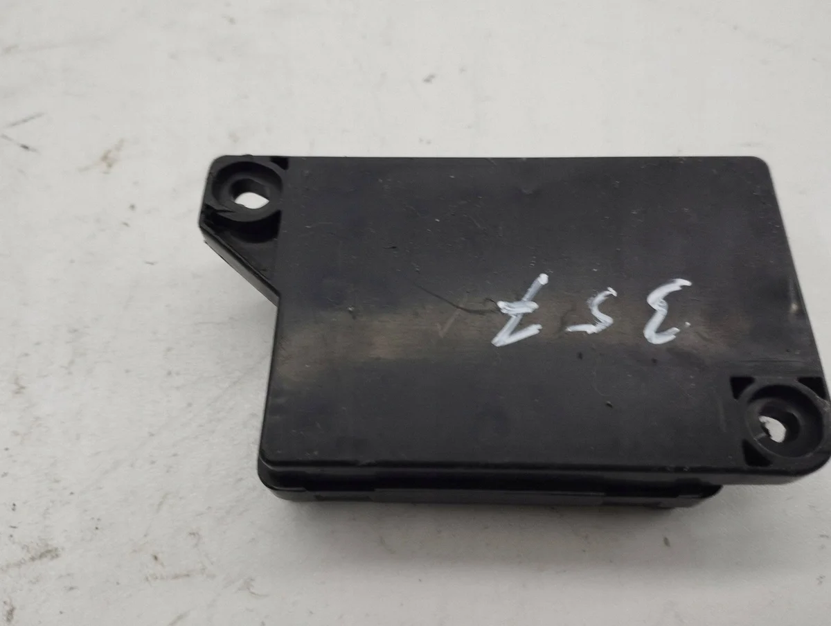 Chrysler Voyager 2008 computer module image 3