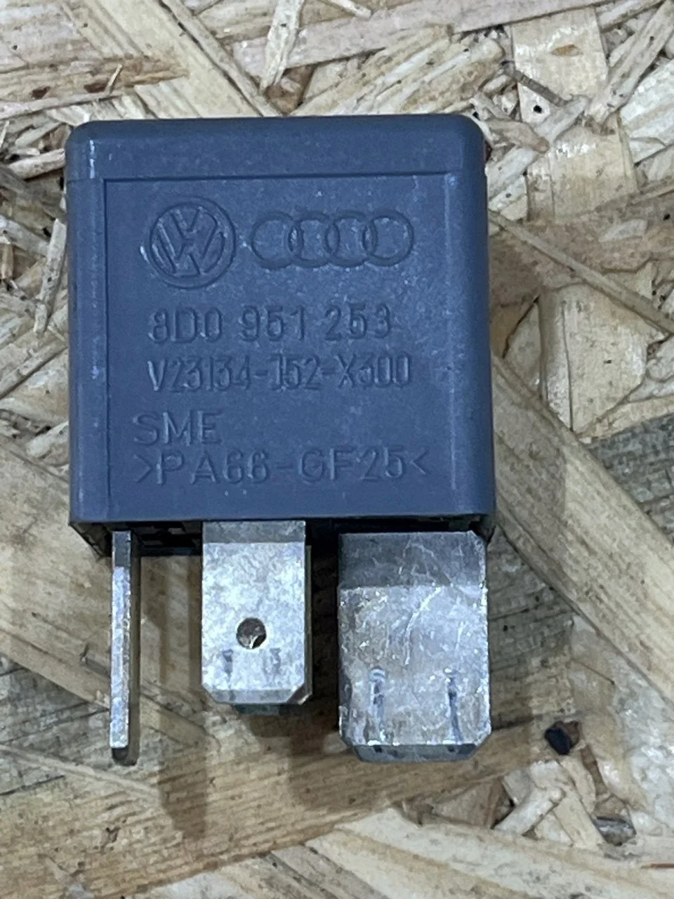 Audi A4 Relä 1.9L 8D0951253