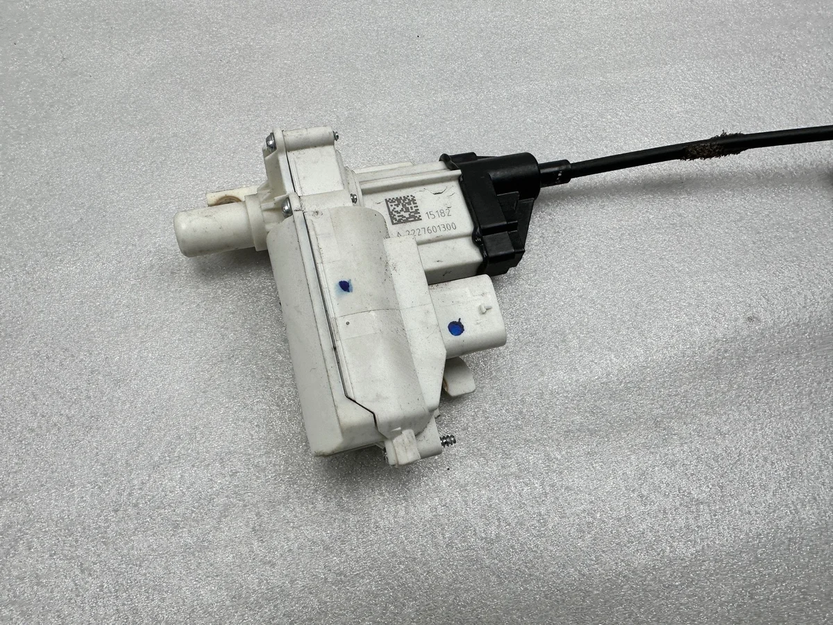 Sähköinen takaluukun aktuaattori A2227601300