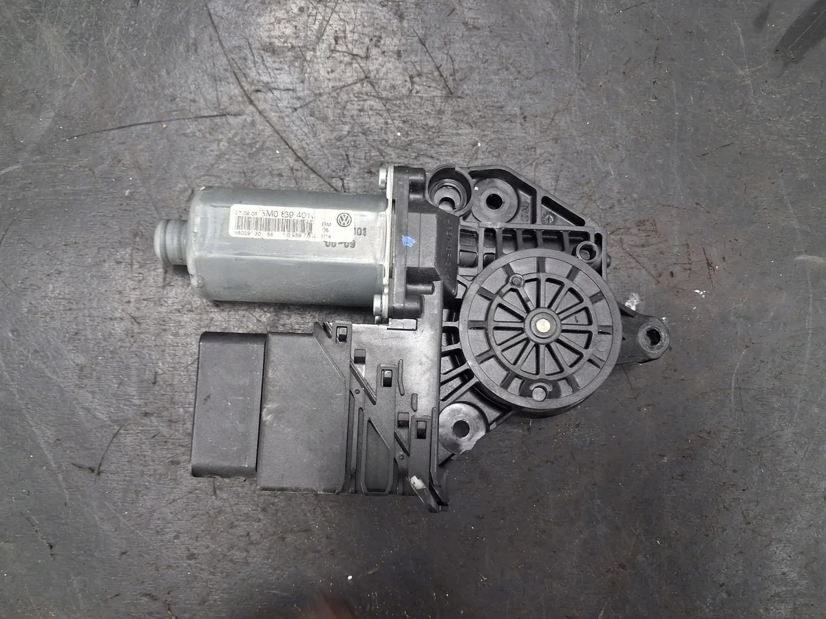 VW 5M0839401C Window Motor Used