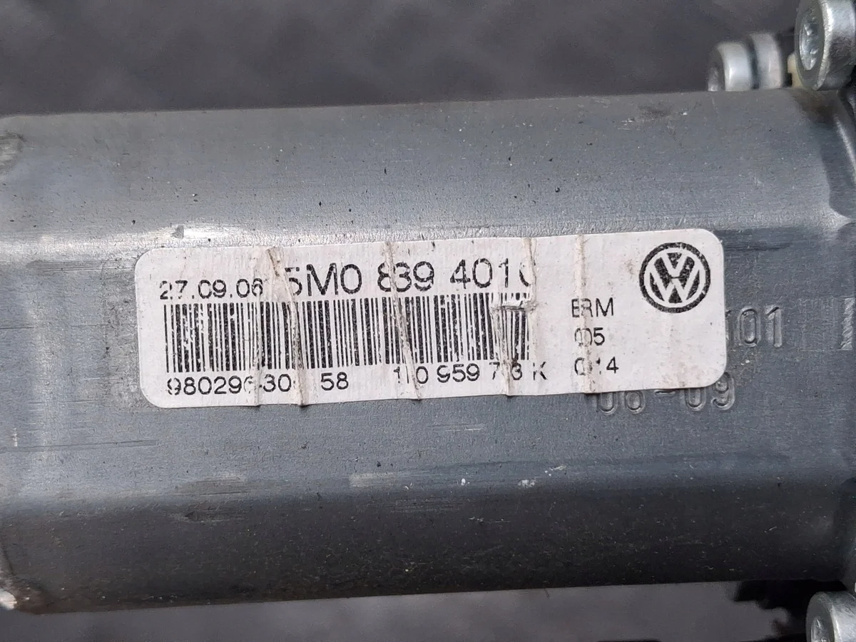 VW 5M0839401C Window Motor Used image 4