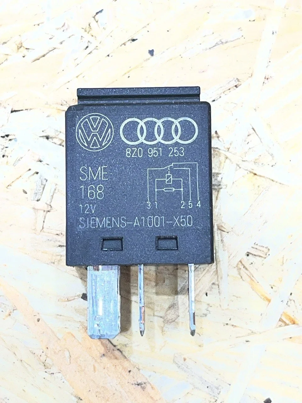 Relä 8Z0951253 för Skoda, VW, Audi, Seat