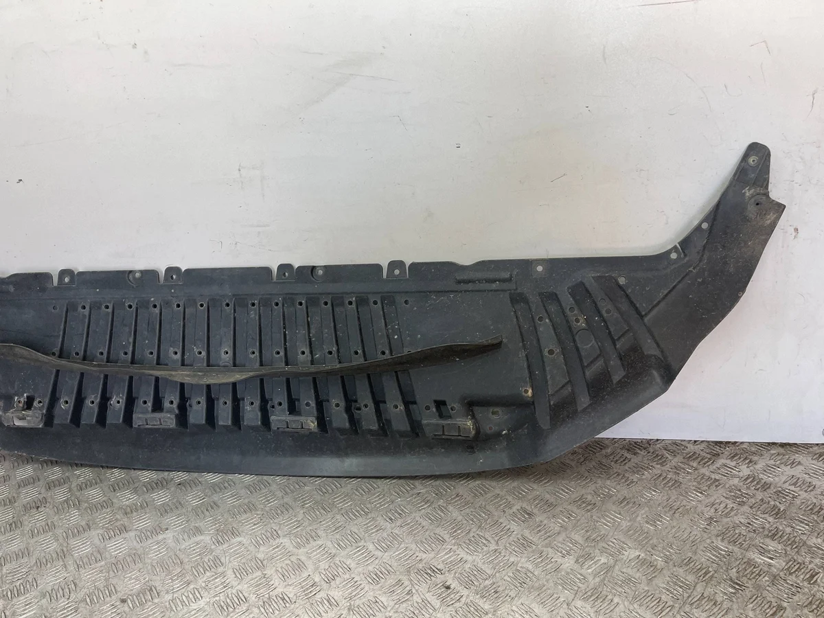 Audi A8 D5 frontspoiler skydd 4N0807611F image 5
