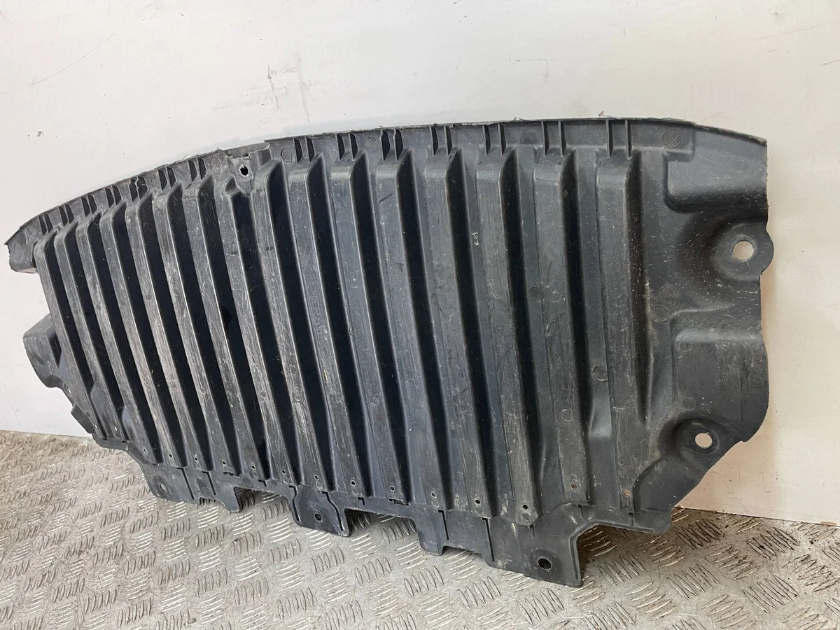 Capa sob para-choque Mercedes C W206 image 3