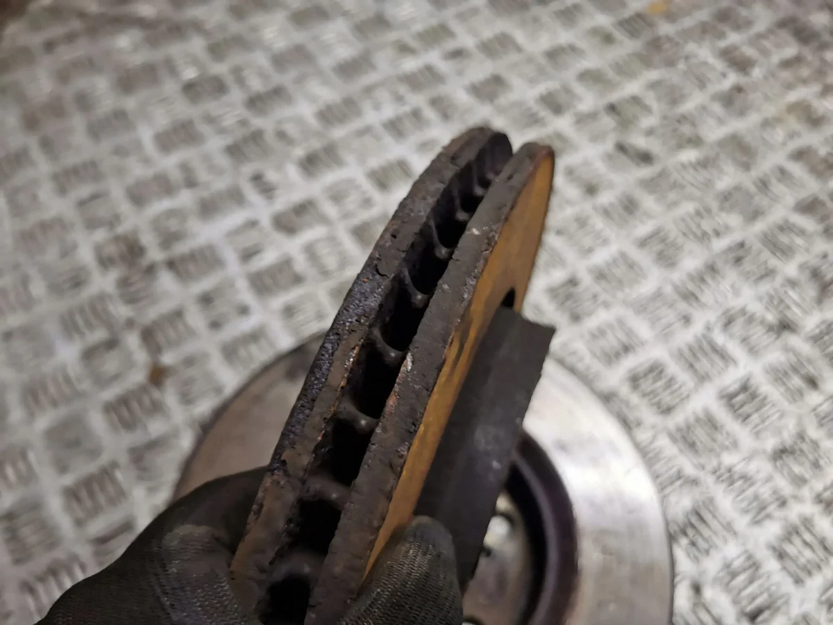 Disques de frein avant Toyota Corolla E210