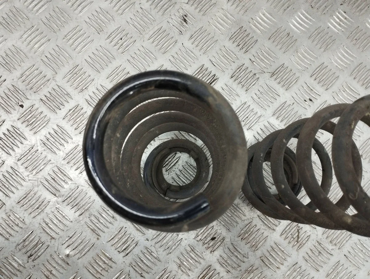 Toyota Avensis T270 Feder Hinten AMD93256 image 3