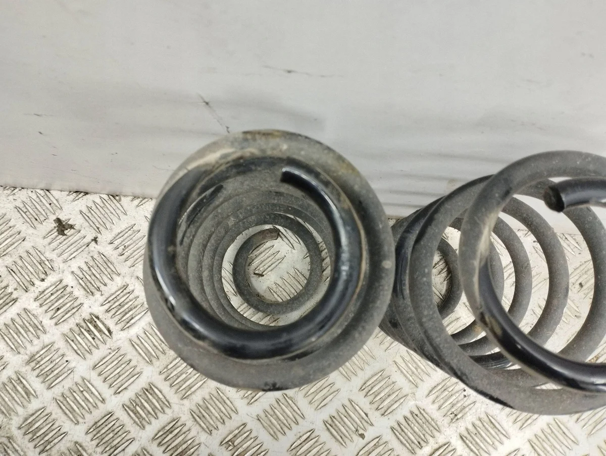 Toyota Auris Rear Spring 2012 AMD87189 image 3