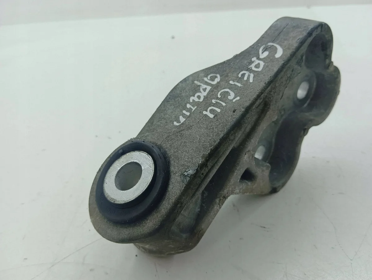 Toyota Corolla E210 Vaihteiston Kiinnike AMD112842 image 3