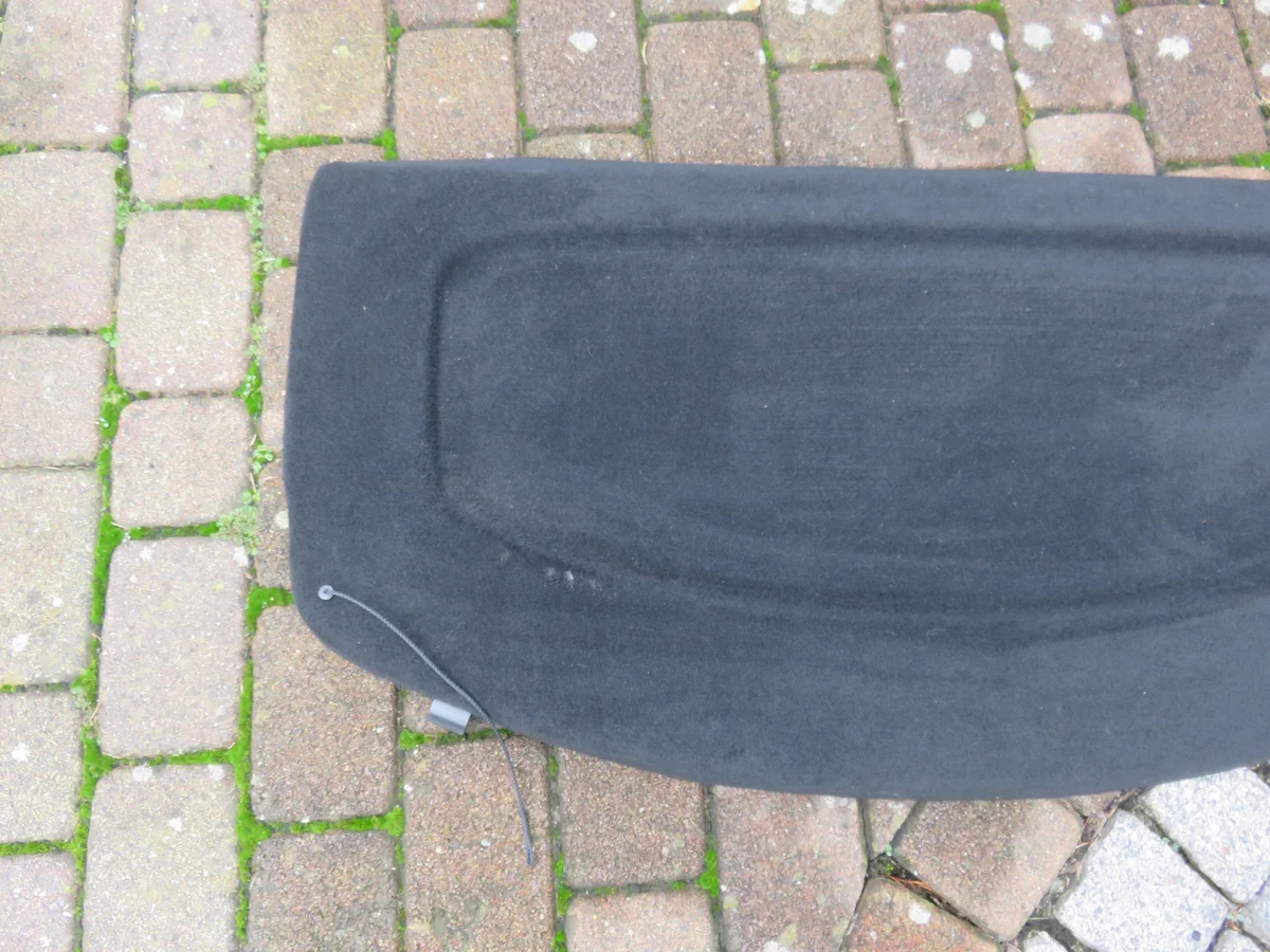 Opel Crossland X tavaratilan hyllykäyttöön