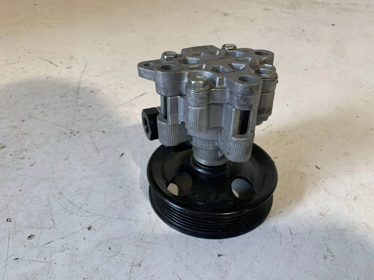 Ohjaustehostimen pumppu Chrysler 300C II