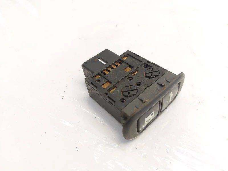 Kia Sorento I Tailgate Release Switch image 3