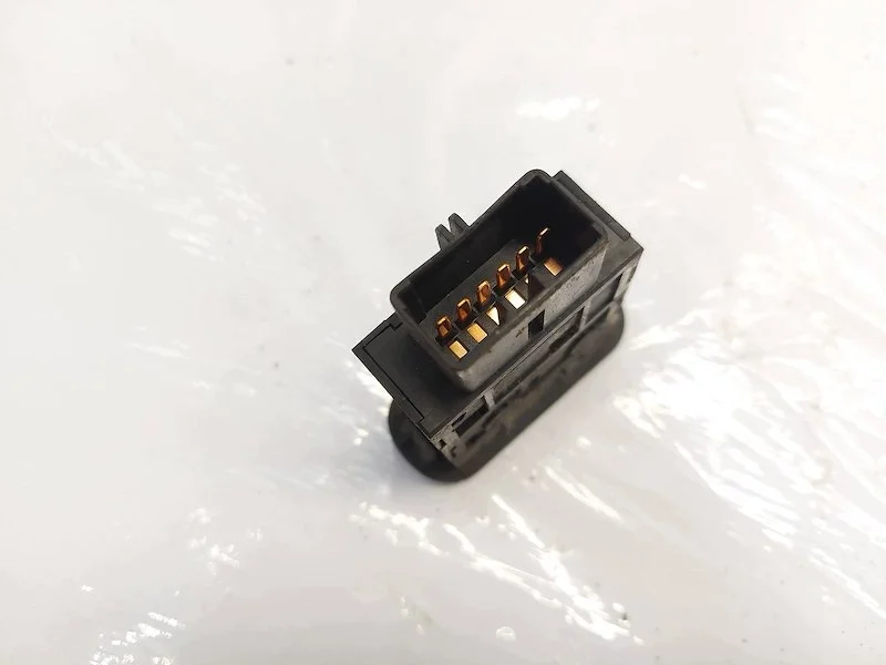 Kia Sorento I Tailgate Release Switch image 4