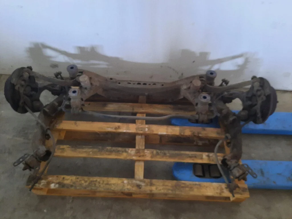 Toyota Avensis T25 Viga Suspensión Trasera