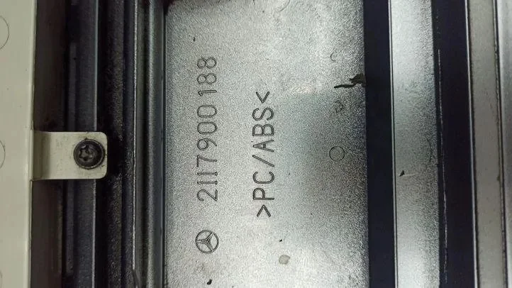 3ème feu stop Mercedes-Benz E W211 2117900188 image 4