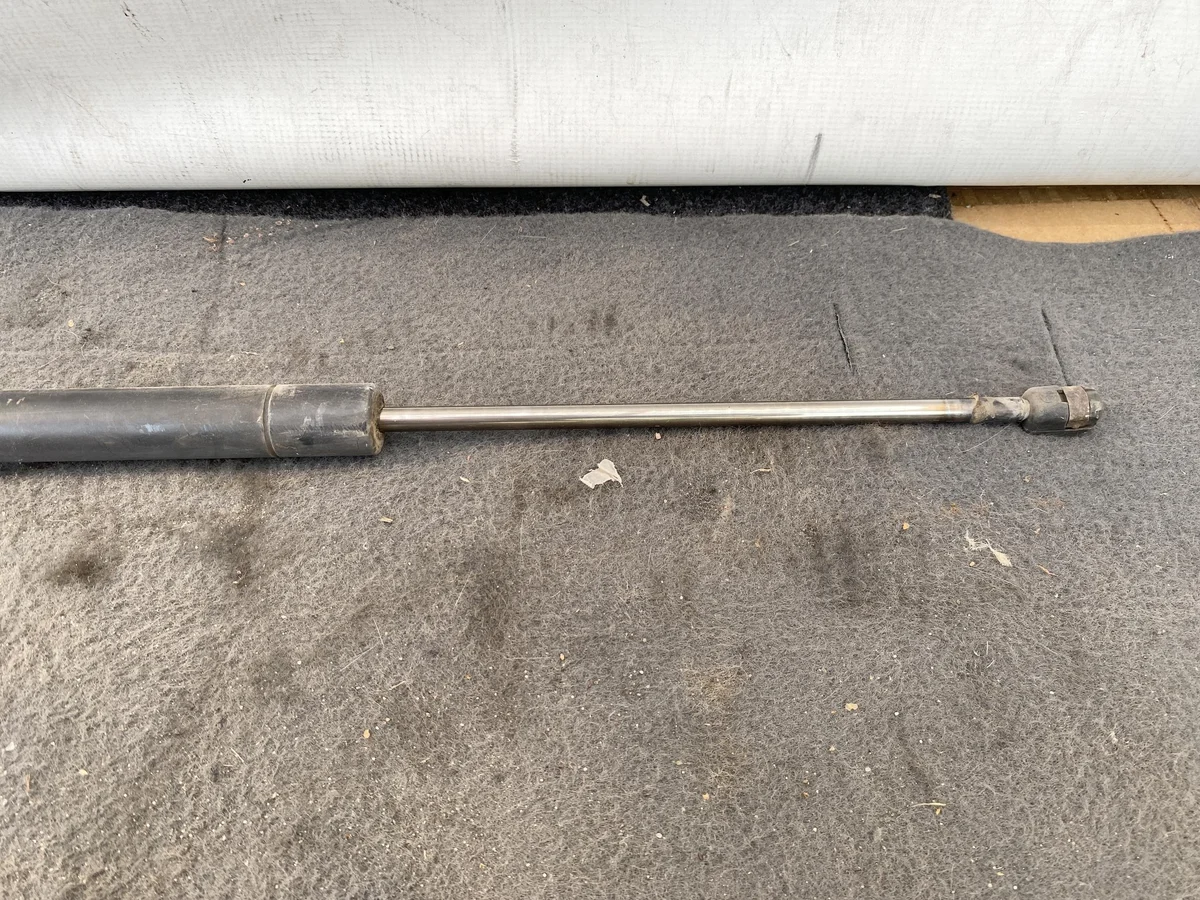 VW Transporter T4 Tailgate Strut 7D0829331F image 3