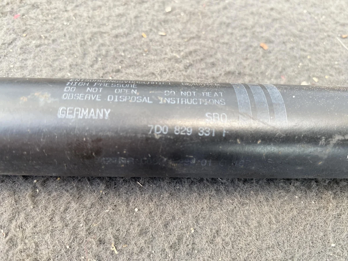 VW Transporter T4 Tailgate Strut 7D0829331F image 4
