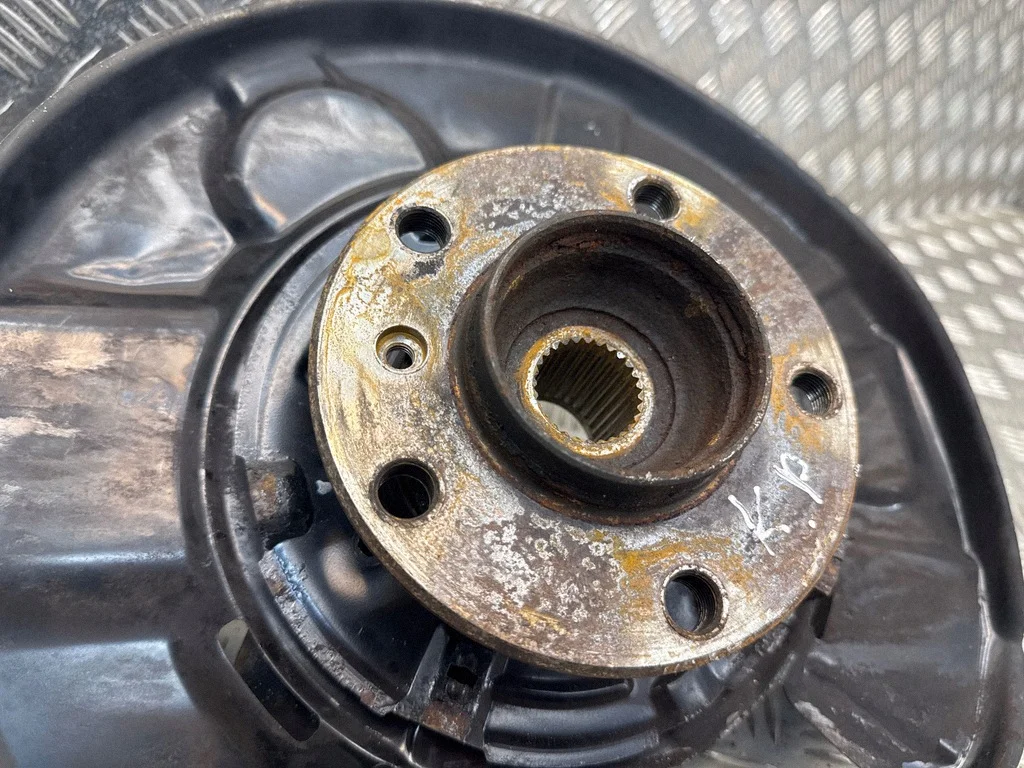 BMW 3 F30 F31 F35 Pyörännapa Takaveto Vasen