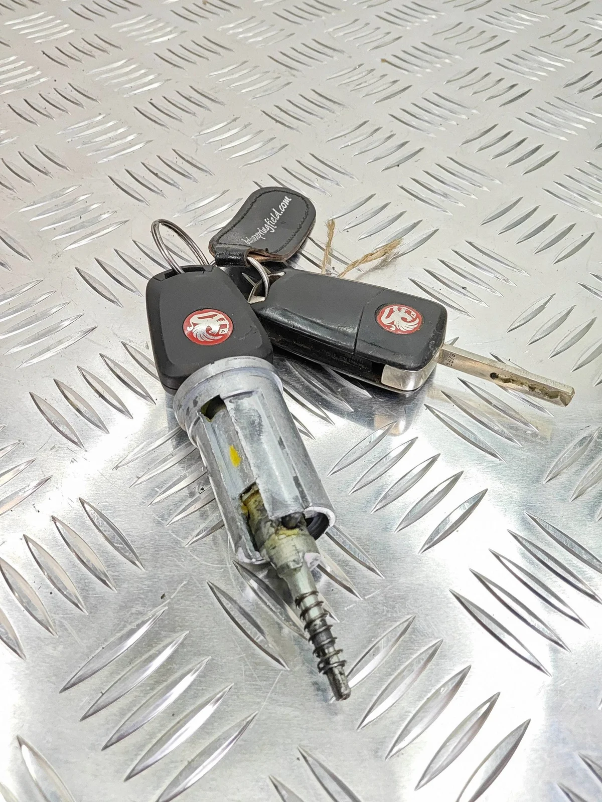 Opel virtalukon pohja 13168306 Käytetty